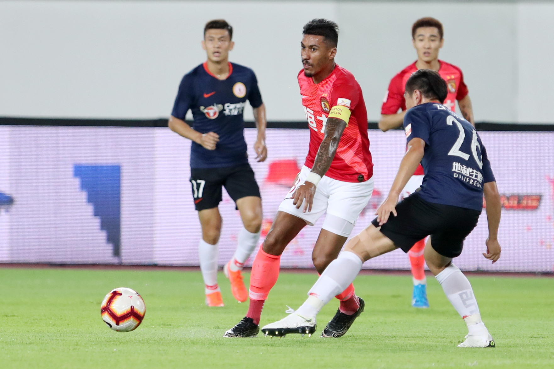 上港客场1-0胜恒大，豪取八连胜