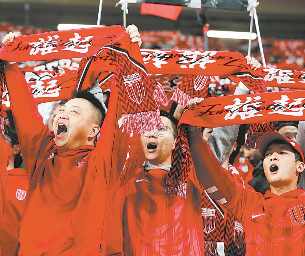 足球赛事现场观众如潮，热情高涨让场面壮观